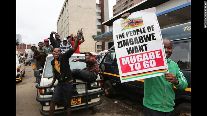 Tổng thống Mugabe mất chỗ dựa quan trọng nhất, khủng hoảng Zimbabwe sắp kết thúc? - Ảnh 3.