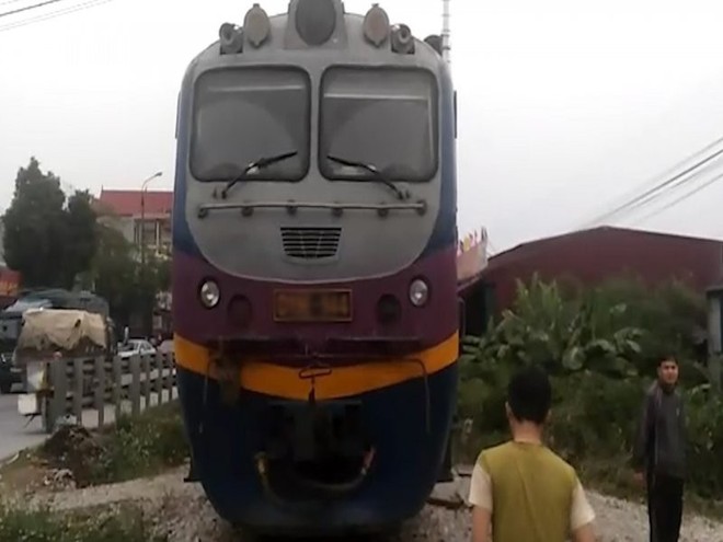Nam Định: Ô tô biến dạng bên đường sau khi bị tàu hỏa tông - Ảnh 1.