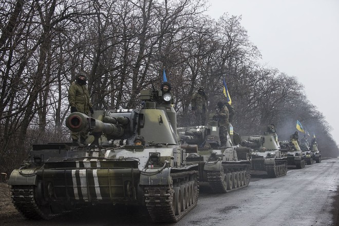 TT Poroshenko: Pháo giương nòng, tên lửa hướng thẳng tới Donbass - Ảnh 1.
