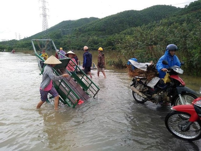 Chở xe qua đoạn lũ kiếm tiền triệu - Ảnh 1.