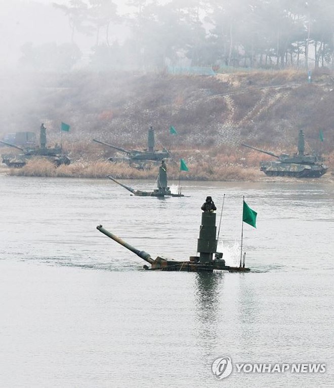 Hàng chục xe tăng Hàn Quốc diễn tập vượt sông sâu 2m - Ảnh 1.
