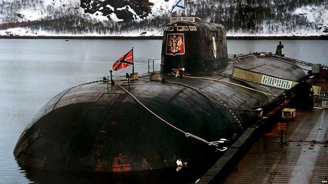 Vụ chìm tàu ngầm Kursk: Khoang số 9 cạn dần ô xi - Thần chết đang đếm ngược thời gian - Ảnh 2.