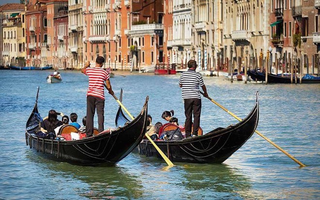 Thích đi du lịch chùa, cặp tình nhân trộm thuyền vòng quanh Venice rồi nhận ngay cái kết thê thảm - Ảnh 1.