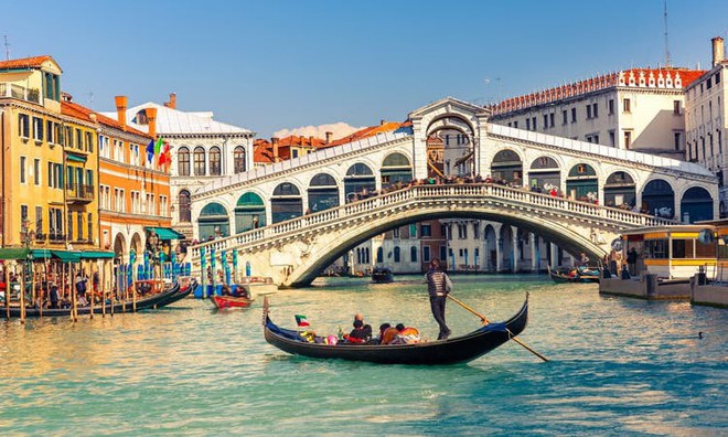 Thích đi du lịch chùa, cặp tình nhân trộm thuyền vòng quanh Venice rồi nhận ngay cái kết thê thảm - Ảnh 2.