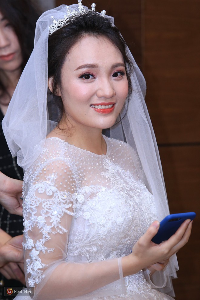 Quán quân Vietnam Idol 2014 Nhật Thủy rạng rỡ trong đám cưới với bạn trai doanh nhân - Ảnh 1.