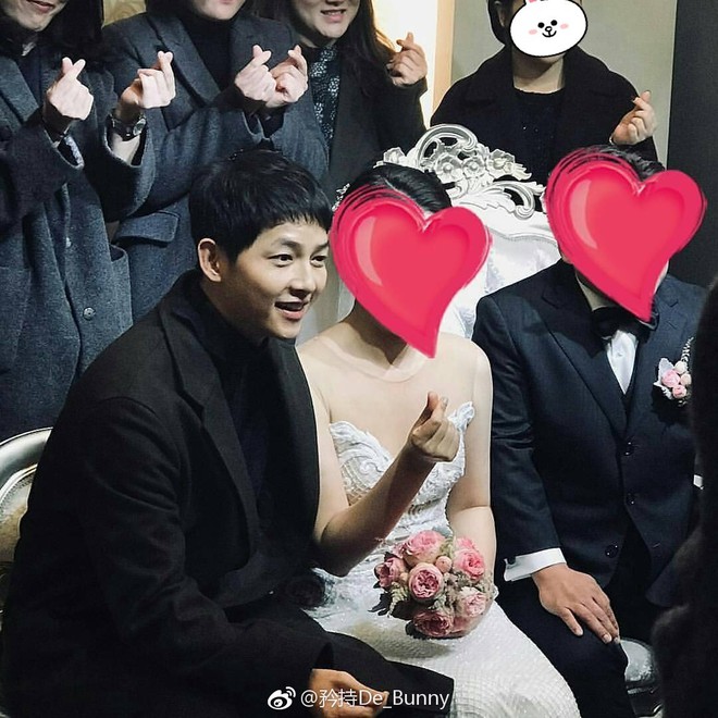 Gần 1 tháng sau kết hôn, Song Joong Ki béo ra trông thấy khi xuất hiện tại đám cưới bạn thân - Ảnh 2.