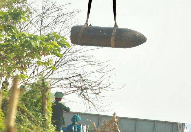 Đây là việc cần làm khi đang gỡ bom, chứ không phải chen lấn đứng trên cầu nhìn - Ảnh 2.