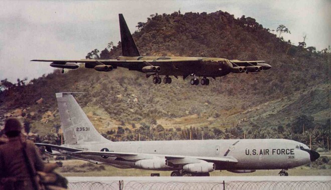 Bị tên lửa VN quất thẳng mặt, B-52 Mỹ ăn no đòn: Ngày rung chuyển thế giới - Ảnh 2.