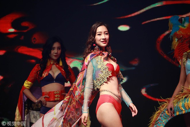 Victorias Secret Show phiên bản hội chợ Trung Quốc: Dàn người mẫu lộ bụng mỡ, nhái cánh thiên thần 1 cách trắng trợn - Ảnh 2.
