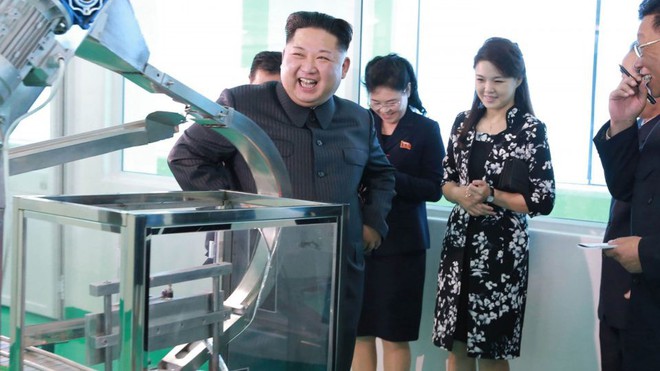 Phu nhân Ri Sol-ju - Vũ khí thể hiện quyền lực mềm của lãnh đạo Triều Tiên Kim Jong-un - Ảnh 1.