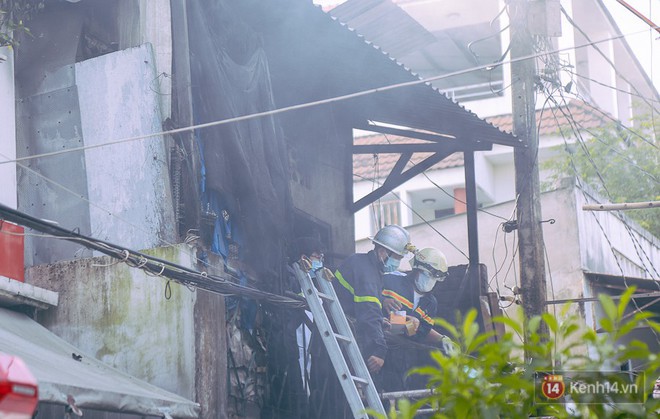 Cận cảnh hiện trường vụ cháy kinh hoàng ở Sài Gòn: Cảnh sát PCCC buồn đau vì không cứu được 3 mẹ con - Ảnh 2.