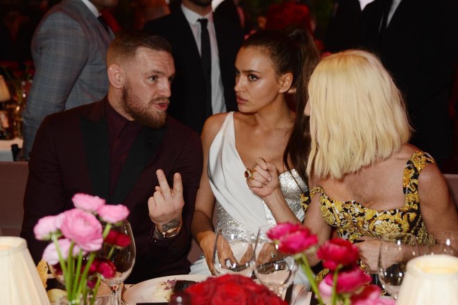 Siêu mẫu Irina Shayk thân mật bên McGregor, Hamilton - Ảnh 1.