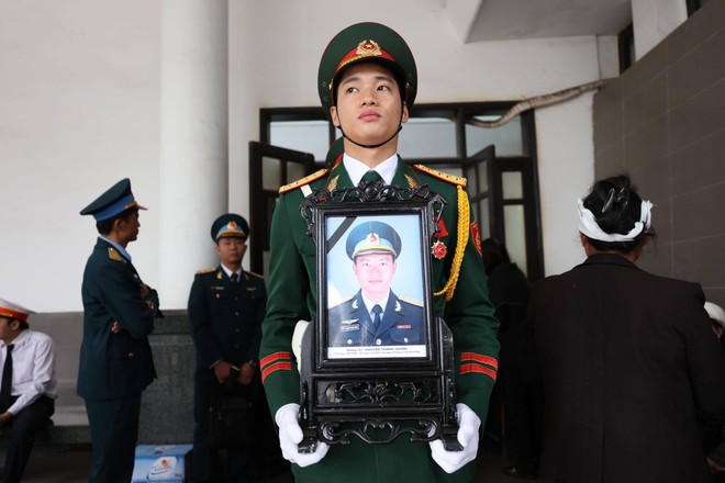 Nghẹn ngào lễ tang Thiếu tá phi công Nguyễn Thành Trung hy sinh khi làm nhiệm vụ - Ảnh 2.