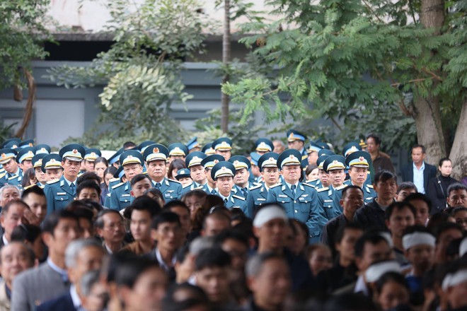 Nghẹn ngào lễ tang Thiếu tá phi công Nguyễn Thành Trung hy sinh khi làm nhiệm vụ - Ảnh 2.