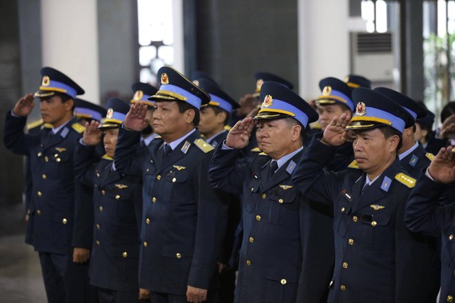 Nghẹn ngào lễ tang Thiếu tá phi công Nguyễn Thành Trung hy sinh khi làm nhiệm vụ - Ảnh 1.