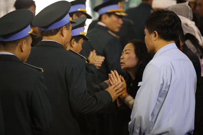 Nghẹn ngào lễ tang Thiếu tá phi công Nguyễn Thành Trung hy sinh khi làm nhiệm vụ - Ảnh 3.