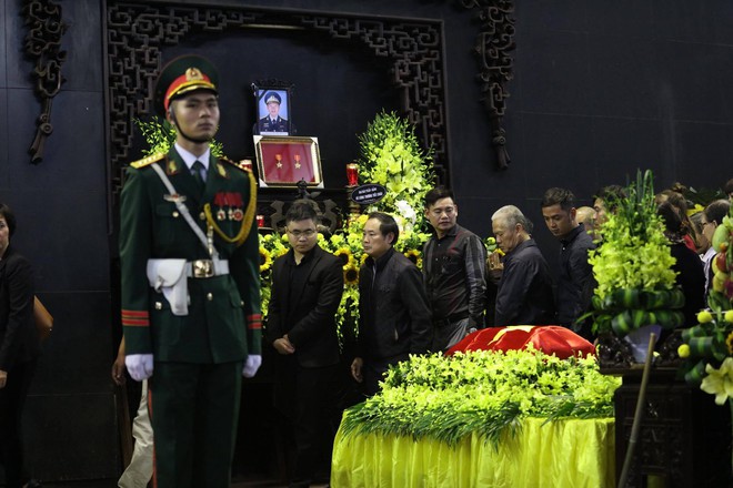 Nghẹn ngào lễ tang Thiếu tá phi công Nguyễn Thành Trung hy sinh khi làm nhiệm vụ - Ảnh 4.