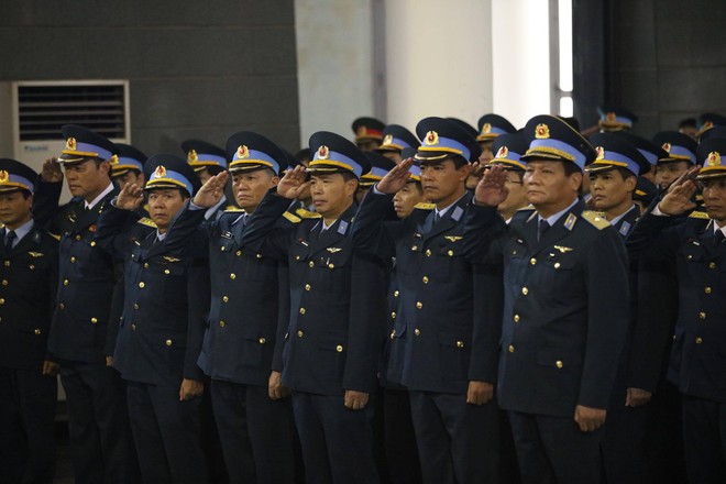 Nghẹn ngào lễ tang Thiếu tá phi công Nguyễn Thành Trung hy sinh khi làm nhiệm vụ - Ảnh 3.