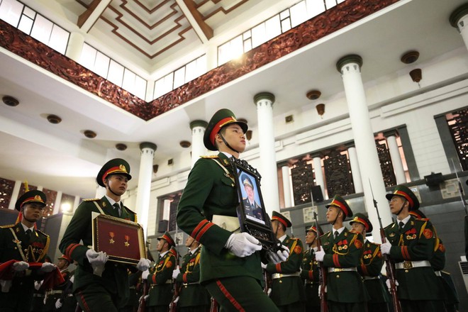 Nghẹn ngào lễ tang Thiếu tá phi công Nguyễn Thành Trung hy sinh khi làm nhiệm vụ - Ảnh 2.