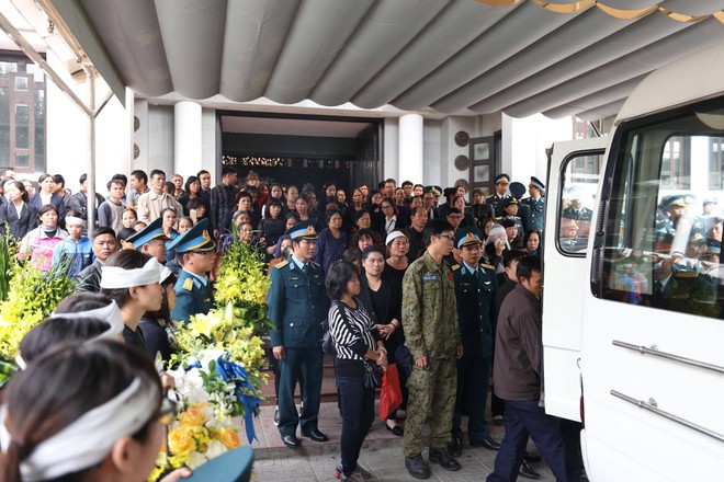 Nghẹn ngào lễ tang Thiếu tá phi công Nguyễn Thành Trung hy sinh khi làm nhiệm vụ - Ảnh 4.