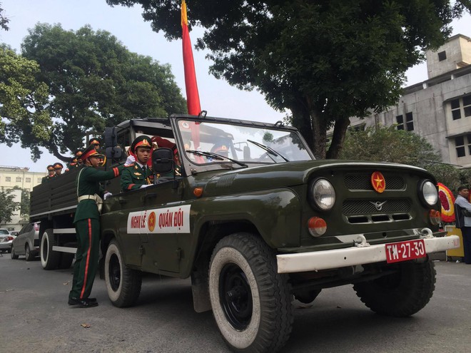 Nghẹn ngào lễ tang Thiếu tá phi công Nguyễn Thành Trung hy sinh khi làm nhiệm vụ - Ảnh 6.