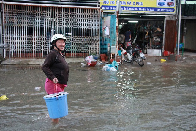 Dịch vụ ba gác giải cứu xe máy đắt khách trong triều cường - Ảnh 2.