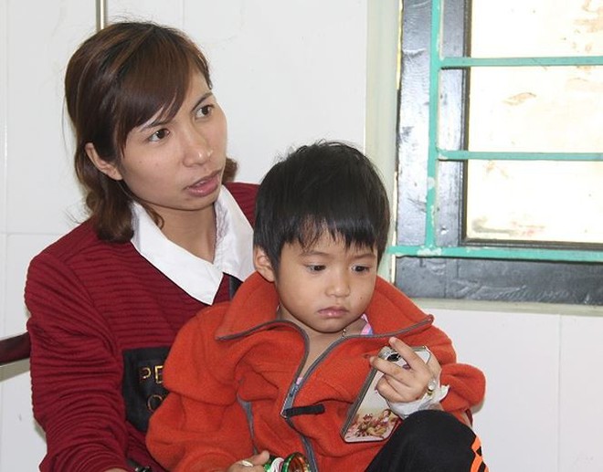 Bắc Giang: Họp báo vụ bé gái 4 tuổi nghi bị cô giáo đánh - Ảnh 1.
