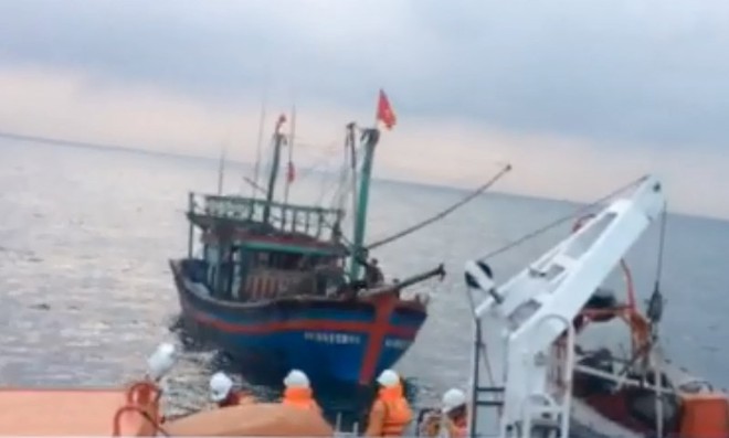 Tàu SAR 411 cứu 9 ngư dân gặp nạn trên biển ở Nghệ An - Ảnh 1.