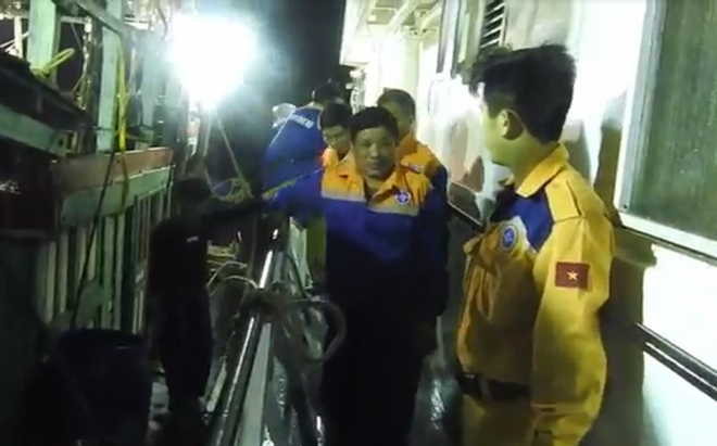 Tàu SAR 411 cứu 9 ngư dân gặp nạn trên biển ở Nghệ An - Ảnh 2.
