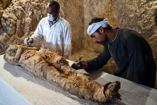 Phát hiện xác ướp hoàn hảo cùng kho báu khổng lồ trong mộ cổ 3.500 năm ở Ai Cập - Ảnh 1.