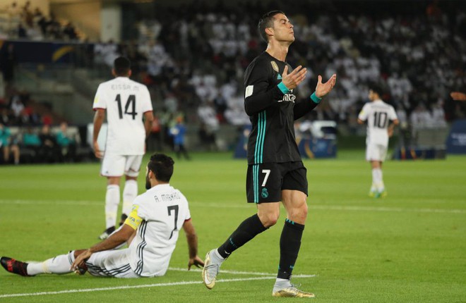 Ronaldo ngơ ngác rồi bực tức khi CĐV hô vang tên Messi - Ảnh 1.