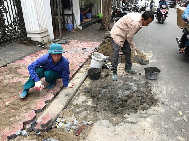 Gạch block tái xuất trên vỉa hè Hà Nội sau khi dừng lát đá - Ảnh 1.