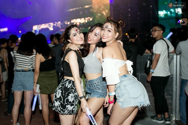 Đi rave show Armin và đây là những cô nàng nóng bỏng nhất! - Ảnh 1.