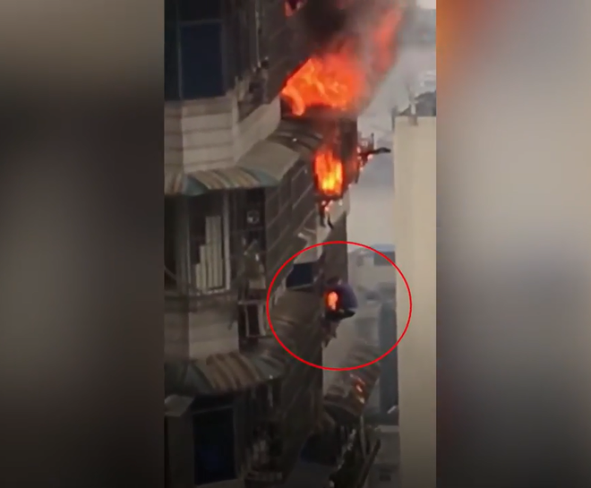Video: Cháy chung cư tầng 23, dân liều mạng trèo cửa sổ thoát thân - Ảnh 1.