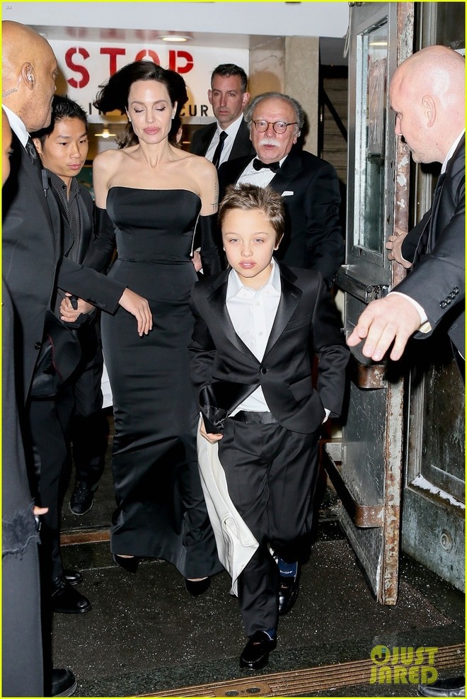 Pax Thiên diện suit lịch lãm, ra dáng người đàn ông chững chạc hộ tống Angelina Jolie tại sự kiện - Ảnh 1.
