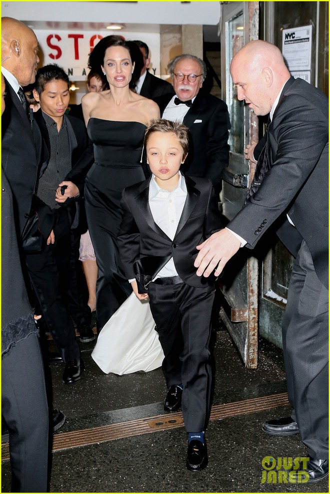 Pax Thiên diện suit lịch lãm, ra dáng người đàn ông chững chạc hộ tống Angelina Jolie tại sự kiện - Ảnh 2.