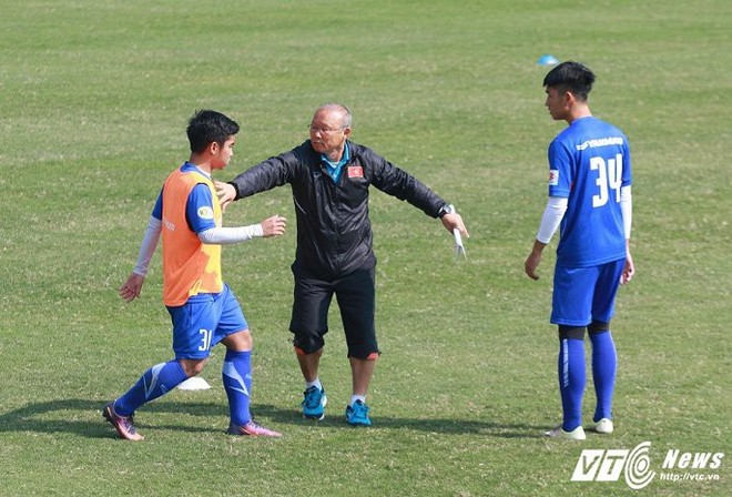 Vừa thắng Thái Lan, U23 Việt Nam tập biến hóa sơ đồ 3 hậu vệ - Ảnh 2.