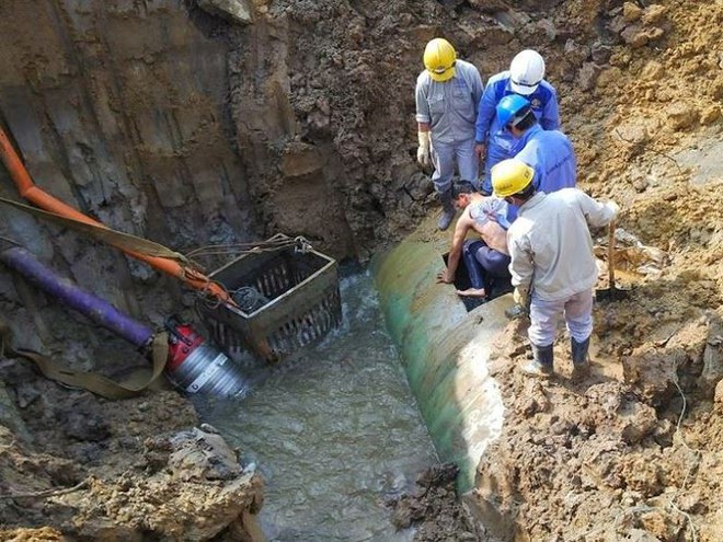 Truy tố nhóm cán bộ gây vỡ đường ống nước sông Đà 18 lần - Ảnh 1.