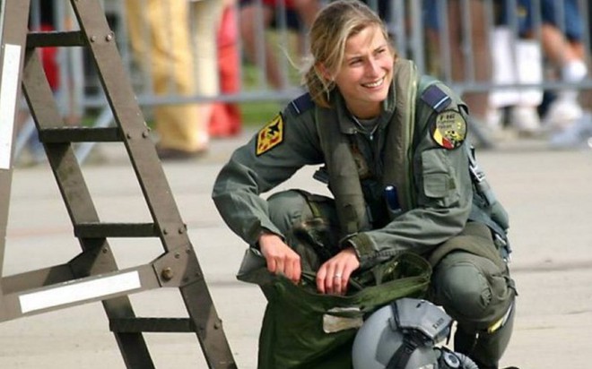 12 quốc gia có nữ quân nhân đẹp nhất thế giới - Ảnh 10.