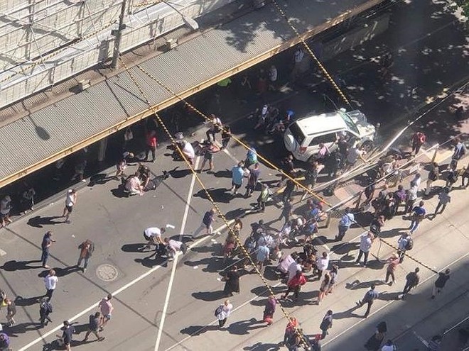 Nghi khủng bố ở Úc: Xe điên đâm 15 người bị thương - Ảnh 1.