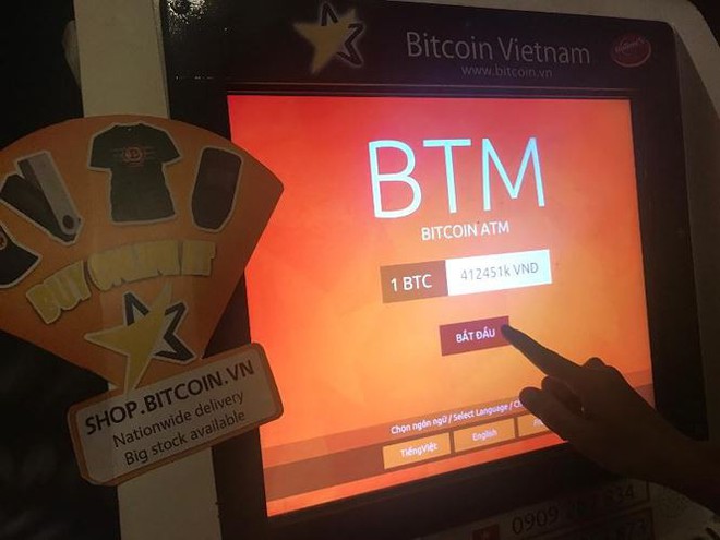 Cận cảnh giao dịch bitcoin bằng máy ATM  - Ảnh 2.