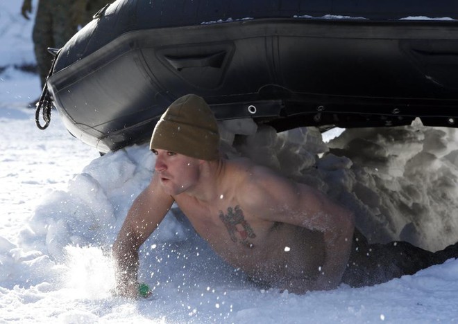 Thủy quân lục chiến Mỹ-Hàn hăng say tập luyện dù trời lạnh âm 20 độ - Ảnh 2.