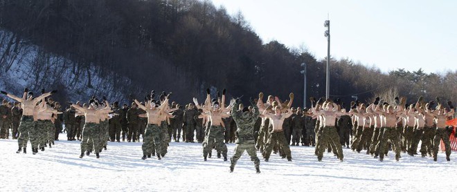 Thủy quân lục chiến Mỹ-Hàn hăng say tập luyện dù trời lạnh âm 20 độ - Ảnh 4.