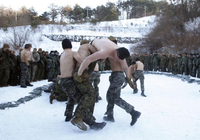 Thủy quân lục chiến Mỹ-Hàn hăng say tập luyện dù trời lạnh âm 20 độ - Ảnh 5.