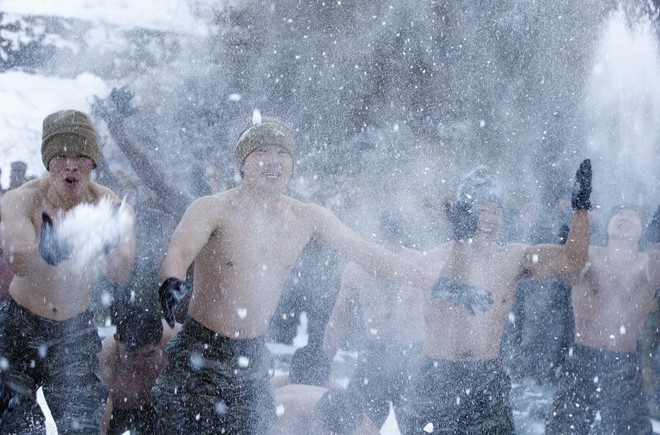 Thủy quân lục chiến Mỹ-Hàn hăng say tập luyện dù trời lạnh âm 20 độ - Ảnh 6.