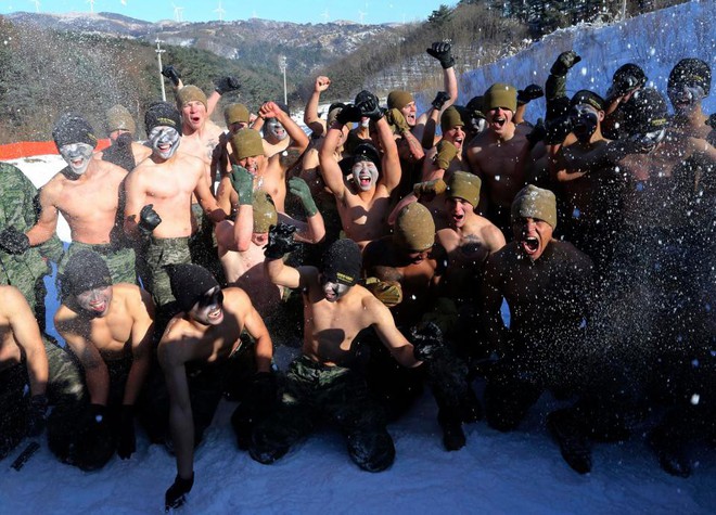 Thủy quân lục chiến Mỹ-Hàn hăng say tập luyện dù trời lạnh âm 20 độ - Ảnh 7.