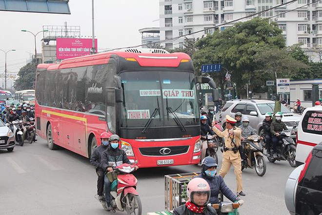 CSGT hóa trang ghi hình xử lý xe khách trước dịp Tết Nguyên đán - Ảnh 1.