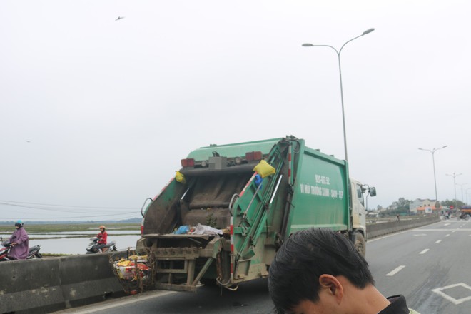 Đứng sau thùng xe rác, công nhân môi trường bị xe tải tông chết thương tâm - Ảnh 1.