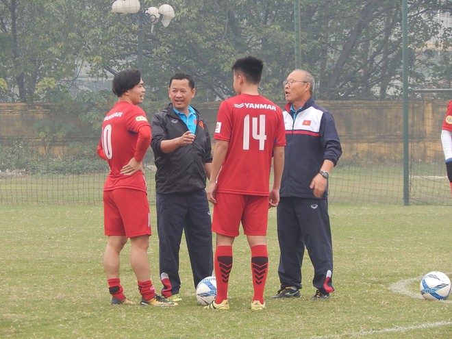 HLV Park Hang Seo thách đấu Công Phượng thi sút bóng trúng xà ngang - Ảnh 1.