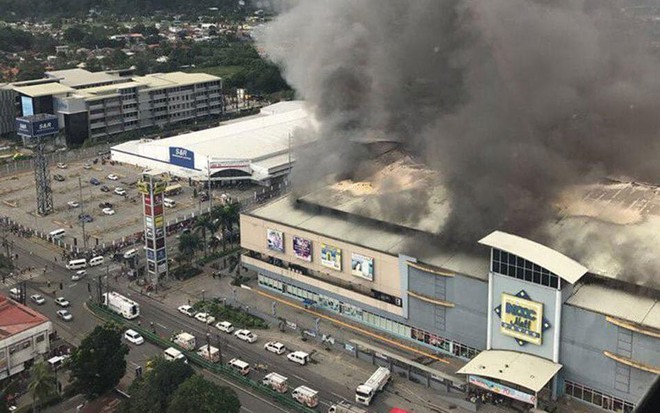 Cháy lớn ở trung tâm thương mại Philippines, có thể hàng chục người thiệt mạng - Ảnh 1.